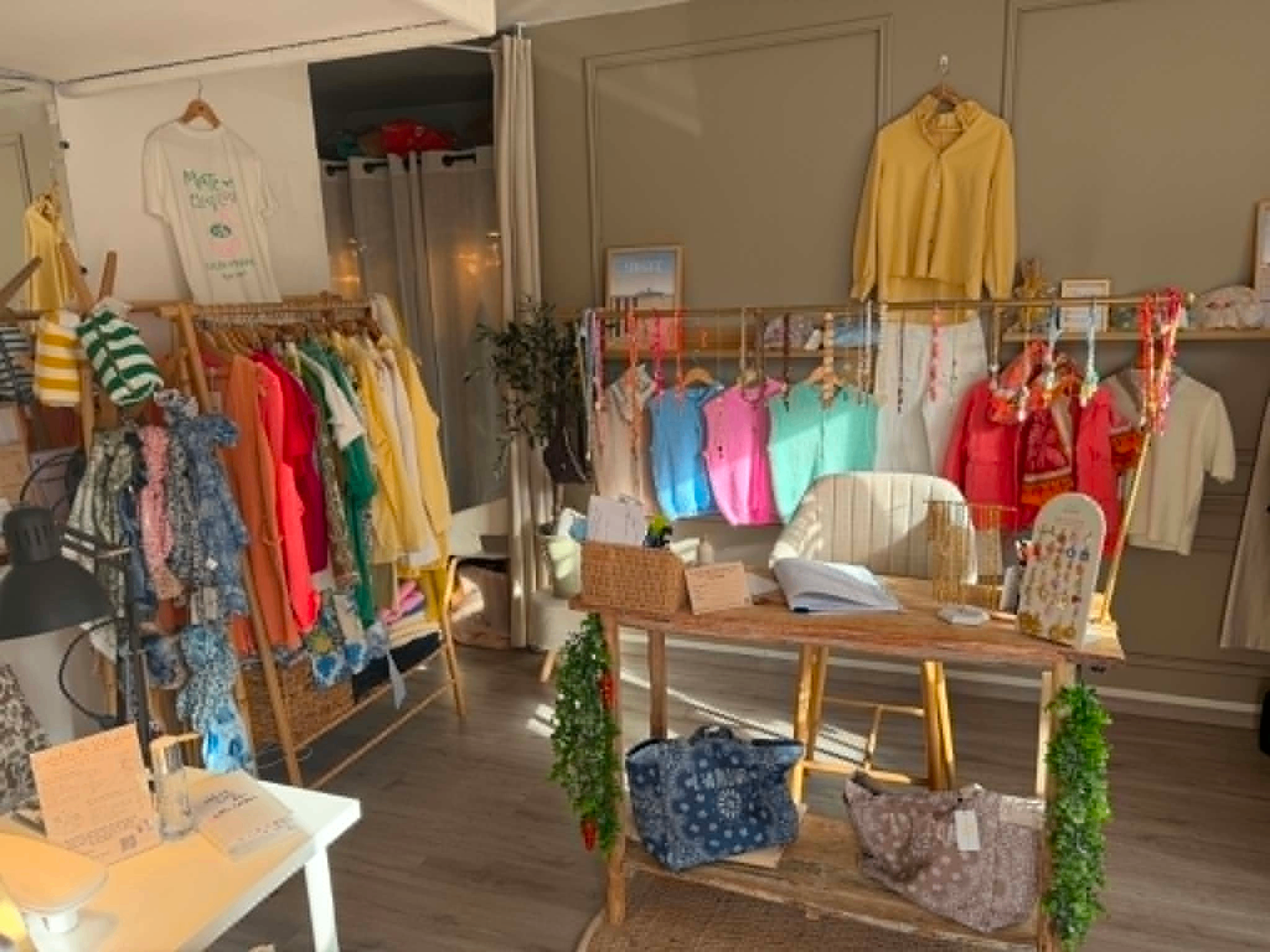 Intérieur de la boutique L'Atelier de Valentine à Calais