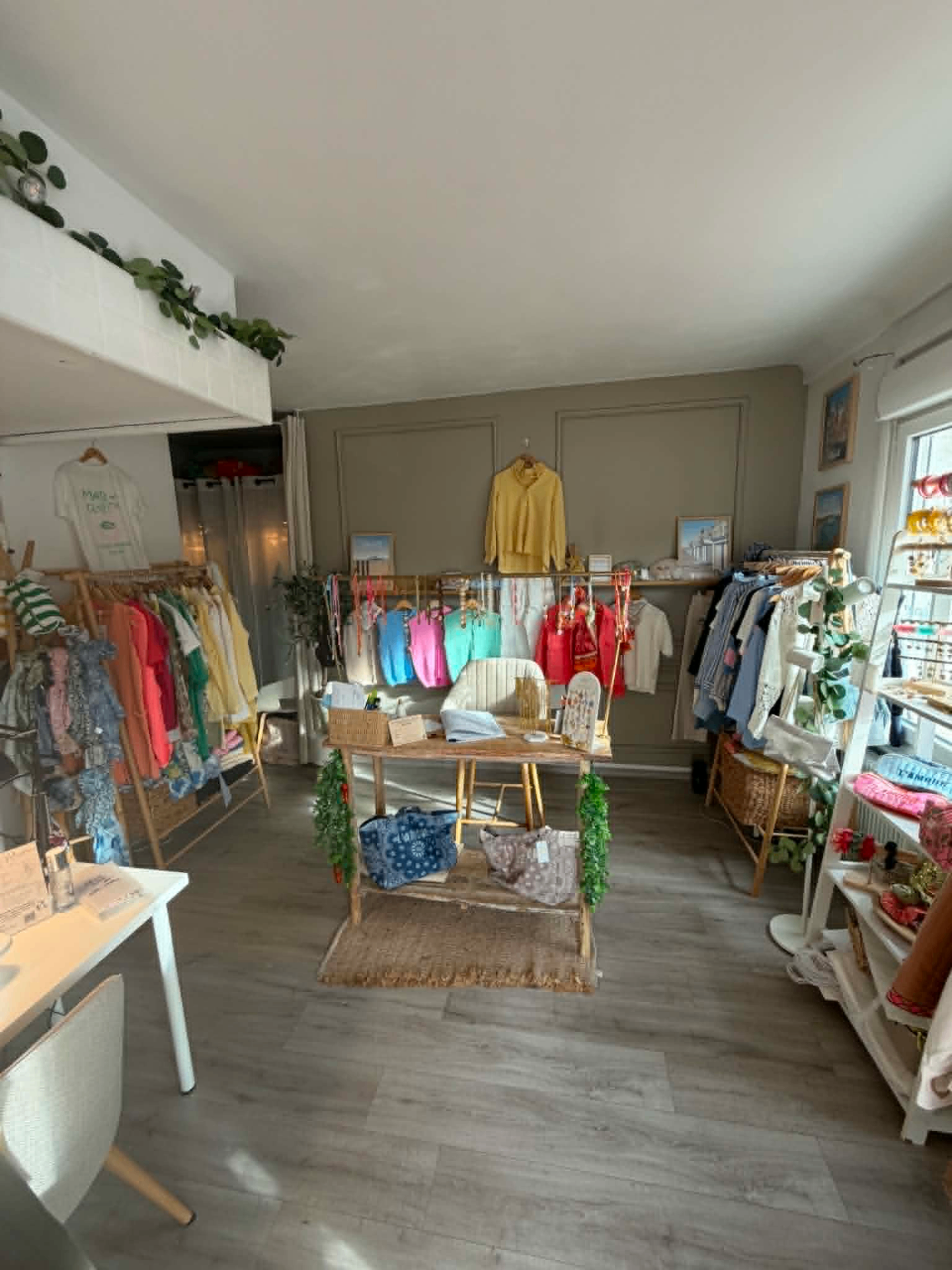 Intérieur de la boutique, vue d'ensemble